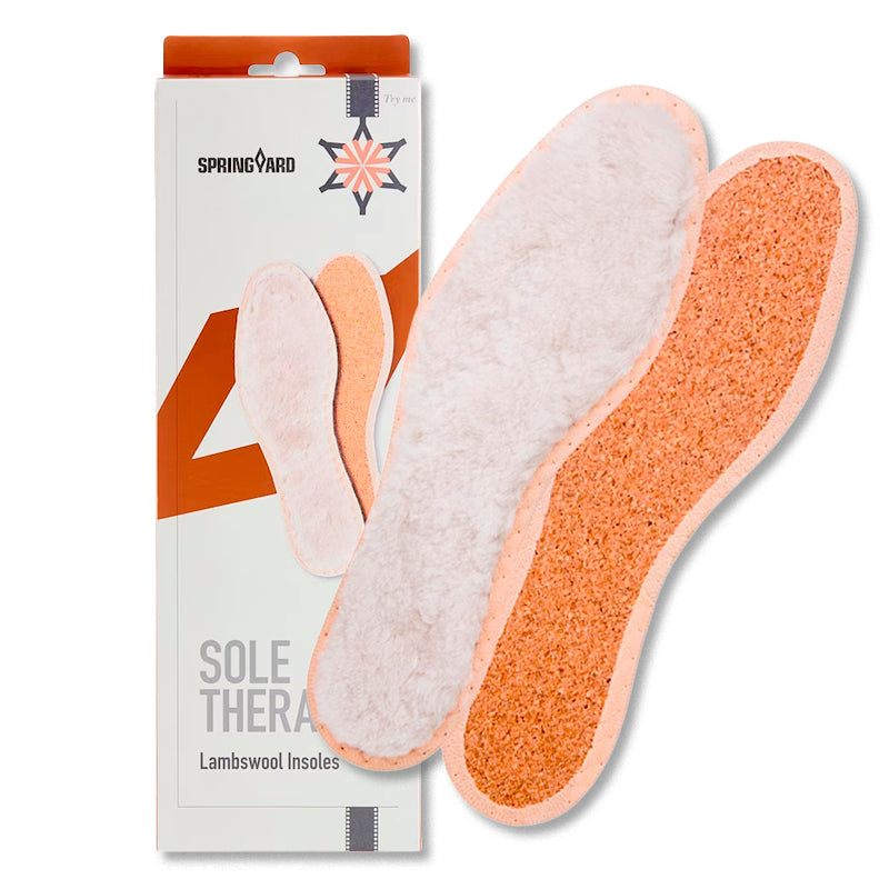 Lamb’s Wool lämpimät ja pehmeät villapohjalliset 100 % karitsanvillasta, korkkipohjalla. Pohjalliset on valmistettu aidosta karitsannahasta, joka tarjoaa mukavuutta ja pitää jalat lämpiminä. Pohjallisten korkkipohja antaa lisäsuojaa alhaalta tulevaa kylmyyttä vastaan.